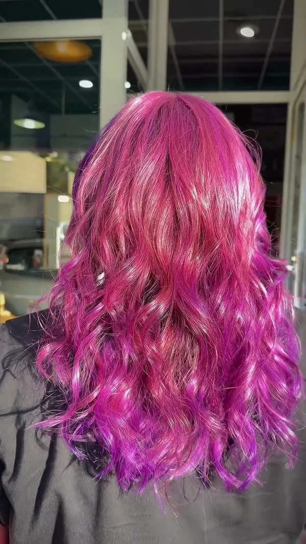 Melena fucsia y magenta con ondas · Al Pelo Estilistas