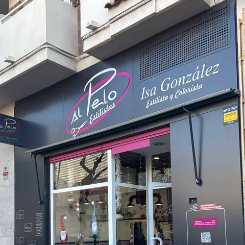 La fachada del salón en San Vicente del Raspeig, con el escaparate decorado