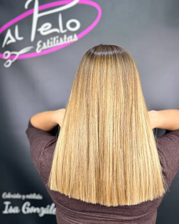 Melena lisa con mechas rubias y raíz natural · Al Pelo Estilistas
