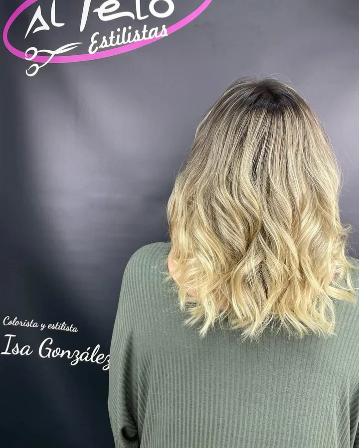 Balayage rubio con ondas suaves · Al Pelo Estilistas