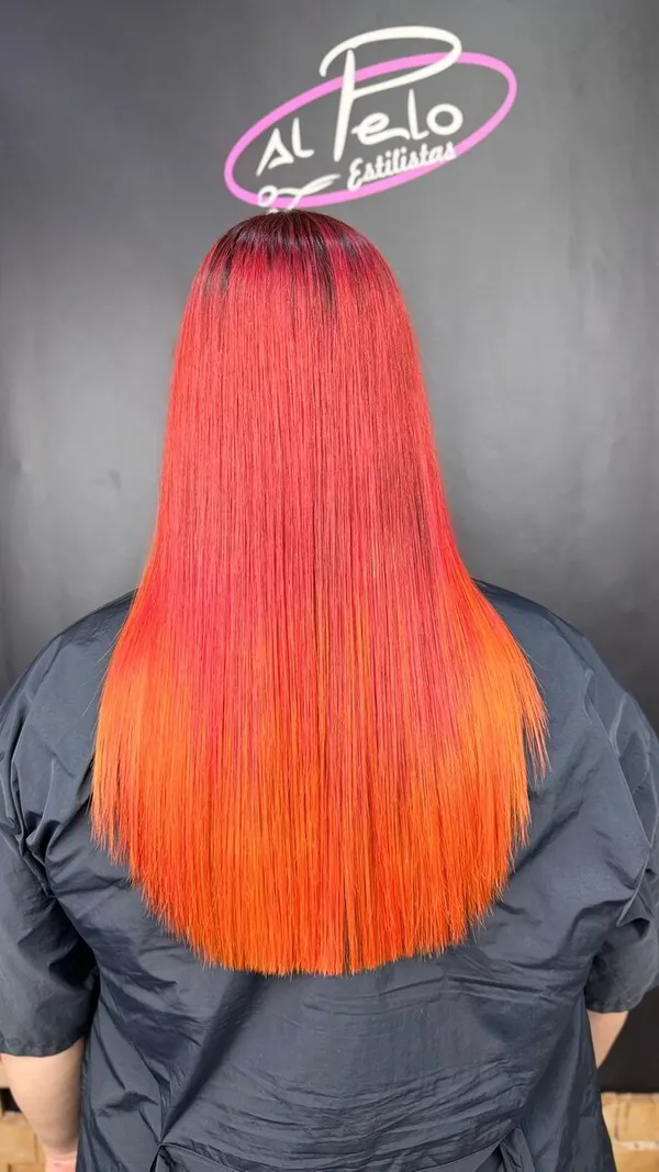 Melena lisa en rojo fuego · Al Pelo Estilistas