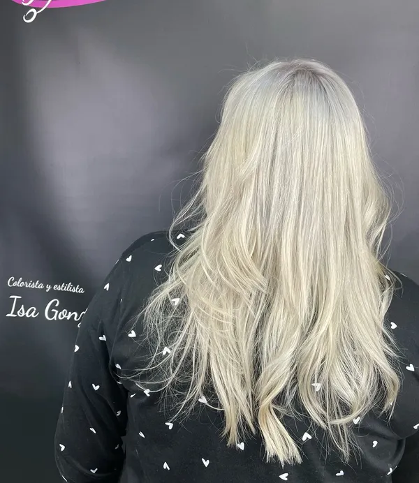 Rubio platino con ondas sueltas · Al Pelo Estilistas