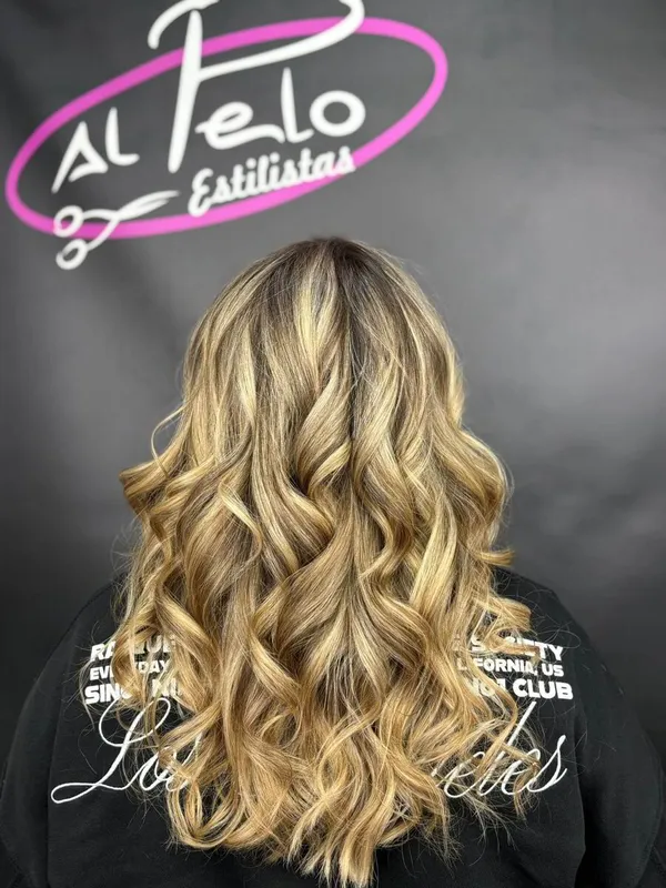 Ondas en rubio claro, de espaldas · Al Pelo Estilistas