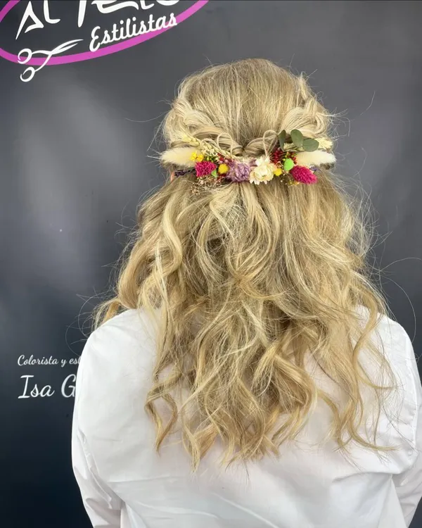 Semirrecogido con ondas y corona de flores · Al Pelo Estilistas