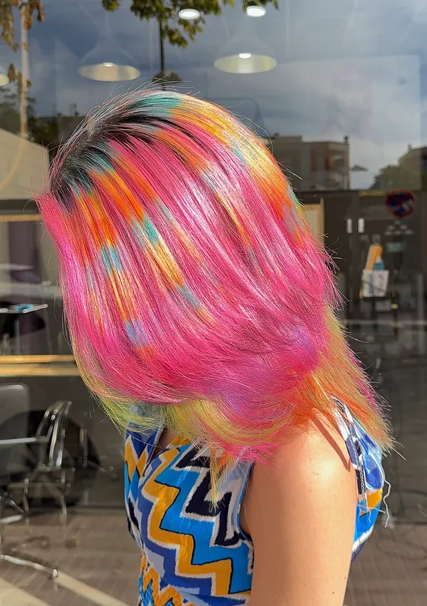 Melena multicolor en rosa, coral, amarillo y turquesa · Al Pelo Estilistas