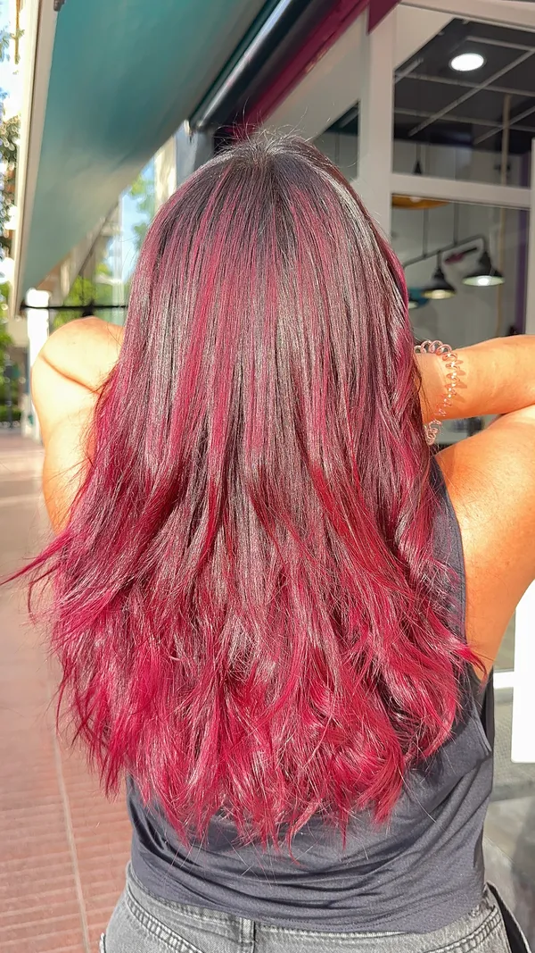 Melena larga en rojo cereza con la raíz oscura · Al Pelo Estilistas