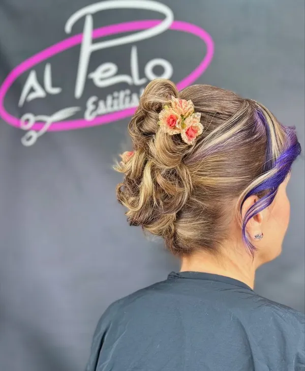Recogido con flores y mechón lila · Al Pelo Estilistas