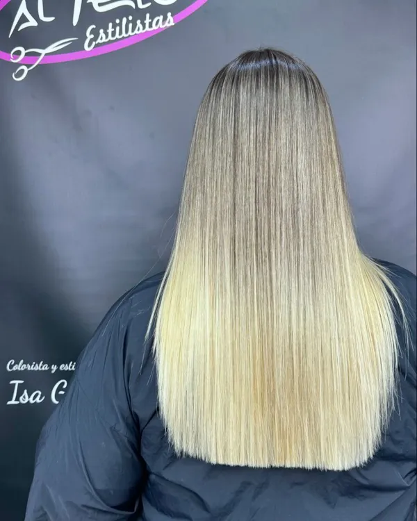 Degradado de raíz oscura a rubio platino · Al Pelo Estilistas